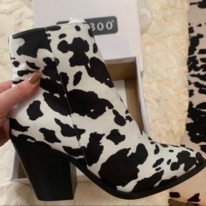 NWT Womens Cow booties. Size 9